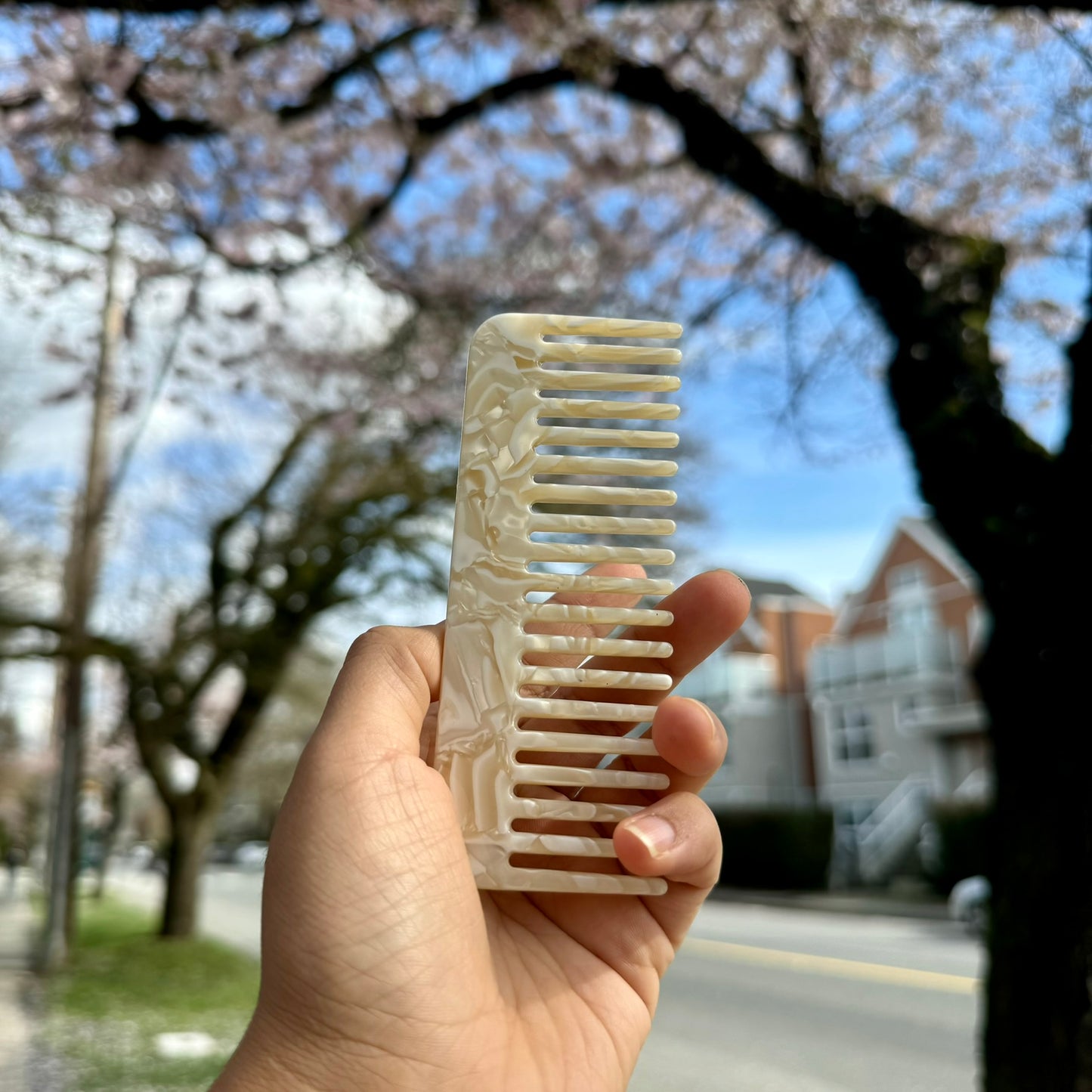 BEIGE HAIR COMB