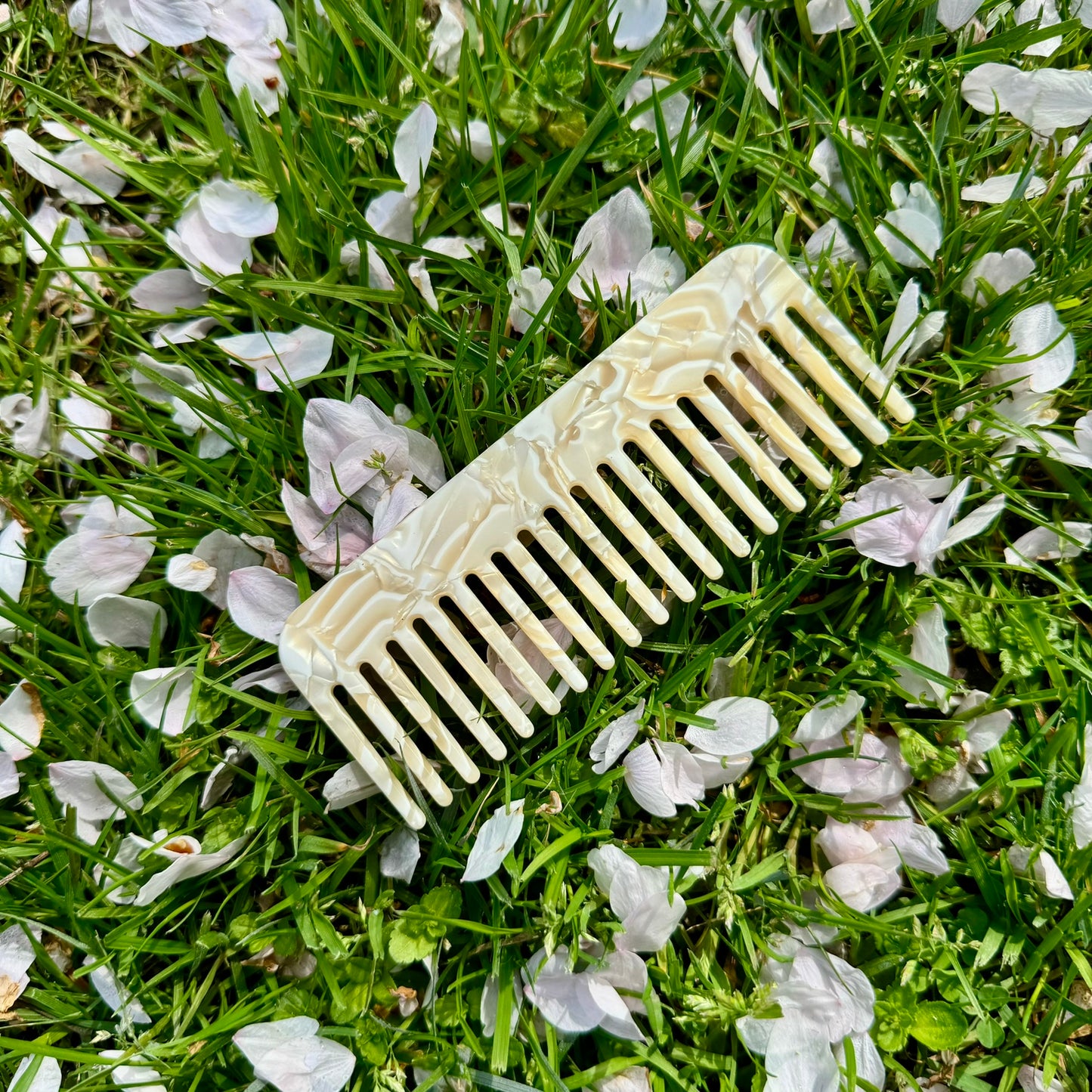 BEIGE HAIR COMB